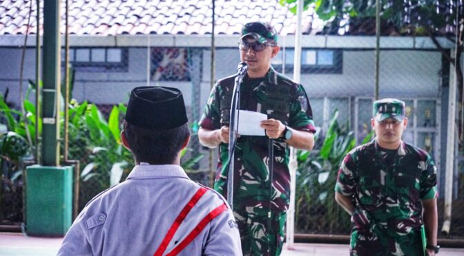 Komandan Korem 063/SGJ Pimpin Apel pada satuan Pendidikan SMP Negeri 1 Kota Cirebon