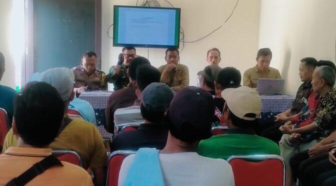 Aksi Penyampaian Aspirasi Buruh Pasir Pasca Penutupan Galian C,Babinsa Dampingi Lurah Argasunya Pastikan Aman dan Kondusif Wilayahnya.