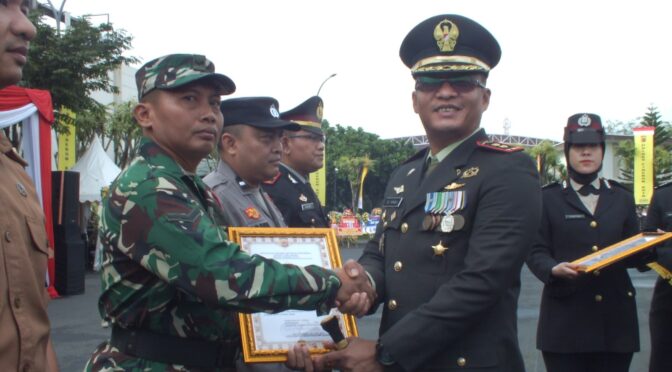 Dandim 0614/Kota Cirebon Hadiri Upacara Hari Bhayangkara ke-79, Babinsa Kelurahan Kesambi Raih Penghargaan