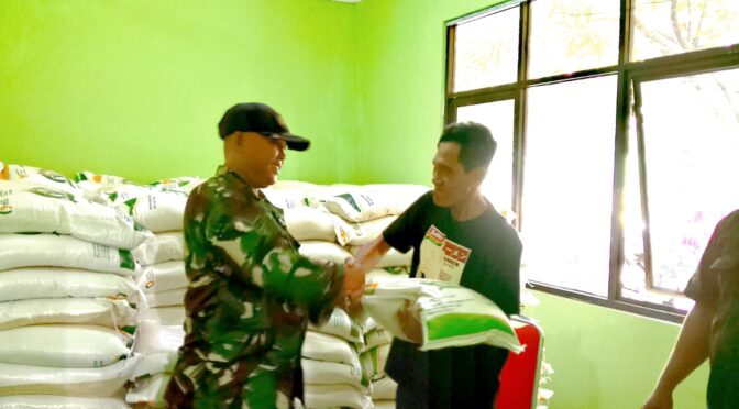 Babinsa Kelurahan Larangan Dampingi Penyaluran Bantuan Beras untuk Warga