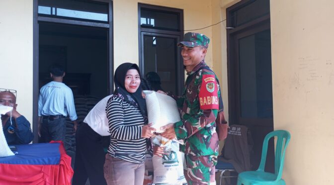 Anggota Koramil 0620-03/Talun Monitoring Penyaluran Bantuan Beras di Wilayah Binaannya