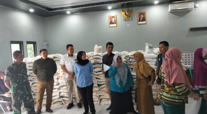 Monitoring Sidak Distribusi Beras Kemensos di Desa Sampiran