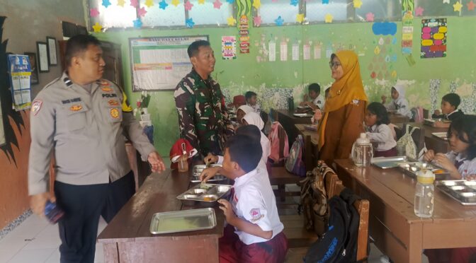 Babinsa dan Bhabinkamtibmas Kelurahan Kesambi Bersinergi Monitoring Program Makan Bergizi.