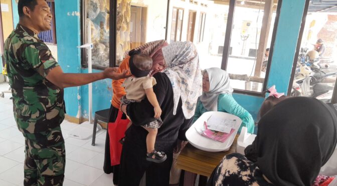 Babinsa Koramil 0620-18/Susukan Dampingi Kegiatan Posyandu di Desa Gintung Lor