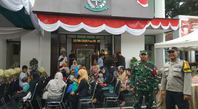 Babinsa dan Bhabinkamtibmas Sukapura Bersinergi Monitoring Gerakan Pangan Murah dan Bantuan Sembako untuk Balita Stunting