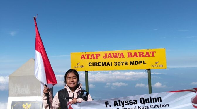 Alyssa Salah Seorang Putri Keluarga Besar Kodim 0614/Kota Cirebon Taklukkan Gunung Ciremai, Kibarkan Merah Putih.