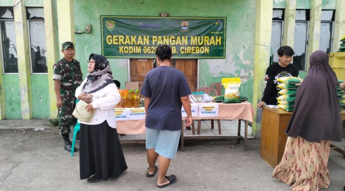 Babinsa Desa Sampiran Monitoring Kegiatan Bazar BULOG di GOR Talun