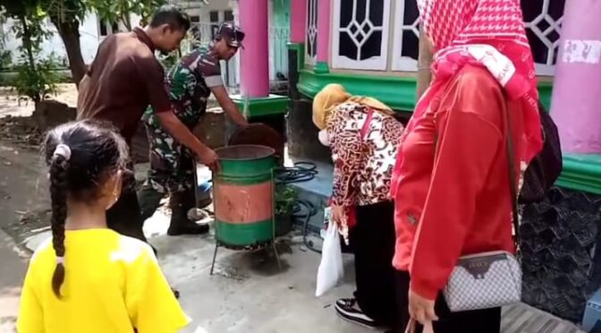 KORAMIL 0620-17/CIWARINGIN DAN WARGA DESA GINTUNG TENGAH GELAR AKSI PEMBERANTASAN SARANG NYAMUK (PSN)