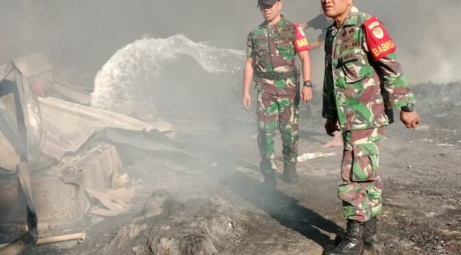 BABINSA DESA GEMULUNG LEBAK TANGGAP CEPAT ATASI KEBAKARAN PABRIK PENGGILINGAN PLASTIK