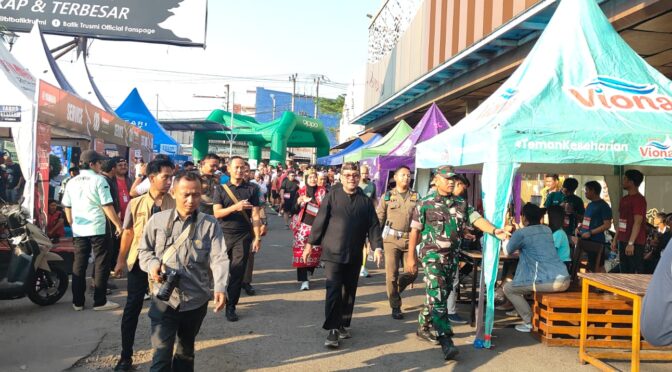 Koramil 0620-14/Weru Adakan Bazar Sembako Murah di Batik Trusmi, Desa Weru Lor