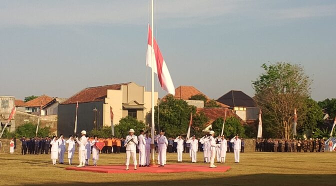 Upacara Penurunan Bendera HUT Ke-80 Kemerdekaan RI Tingkat Kota Cirebon Berlangsung Khidmat