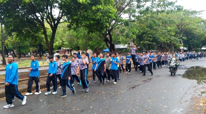 Babinsa dan Bhabinkamtibmas Dampingi Jalan Sehat Yayasan Al Kautsar dalam Rangka HUT ke-80 Kemerdekaan RI.